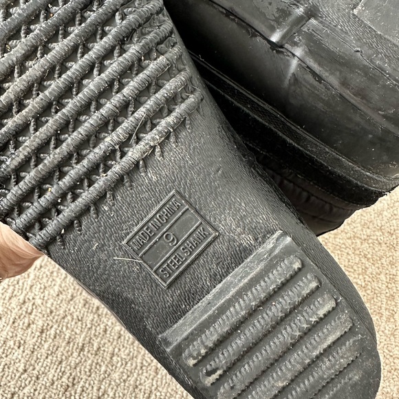 like new faux fur lined winter boots - Picture 7 of 7